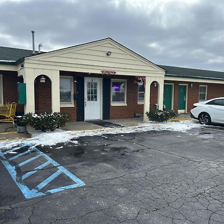 Hillcrest Motel By Oyo Aurora Near Lawrenceburg Екстериор снимка