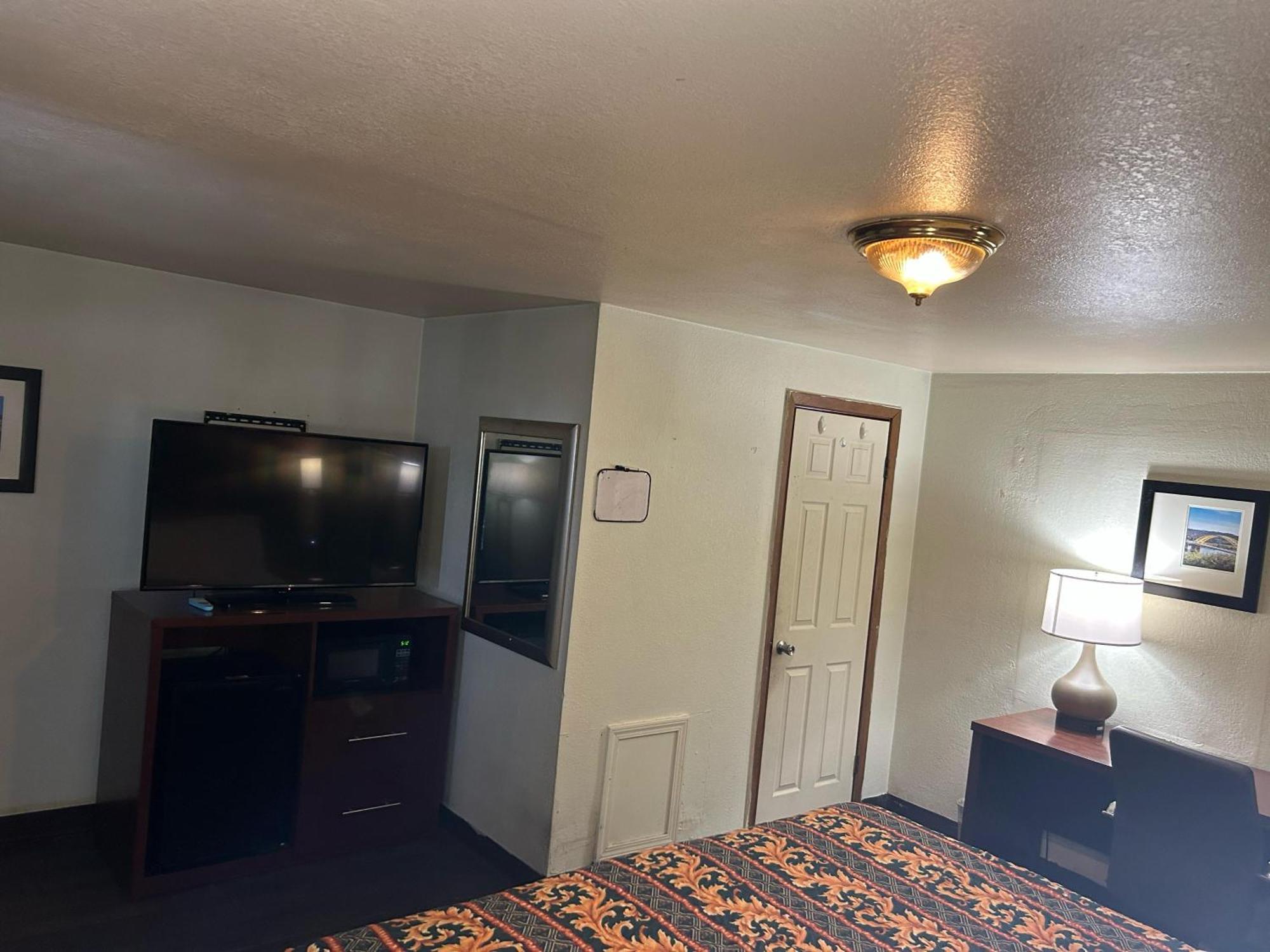 Hillcrest Motel By Oyo Aurora Near Lawrenceburg Екстериор снимка