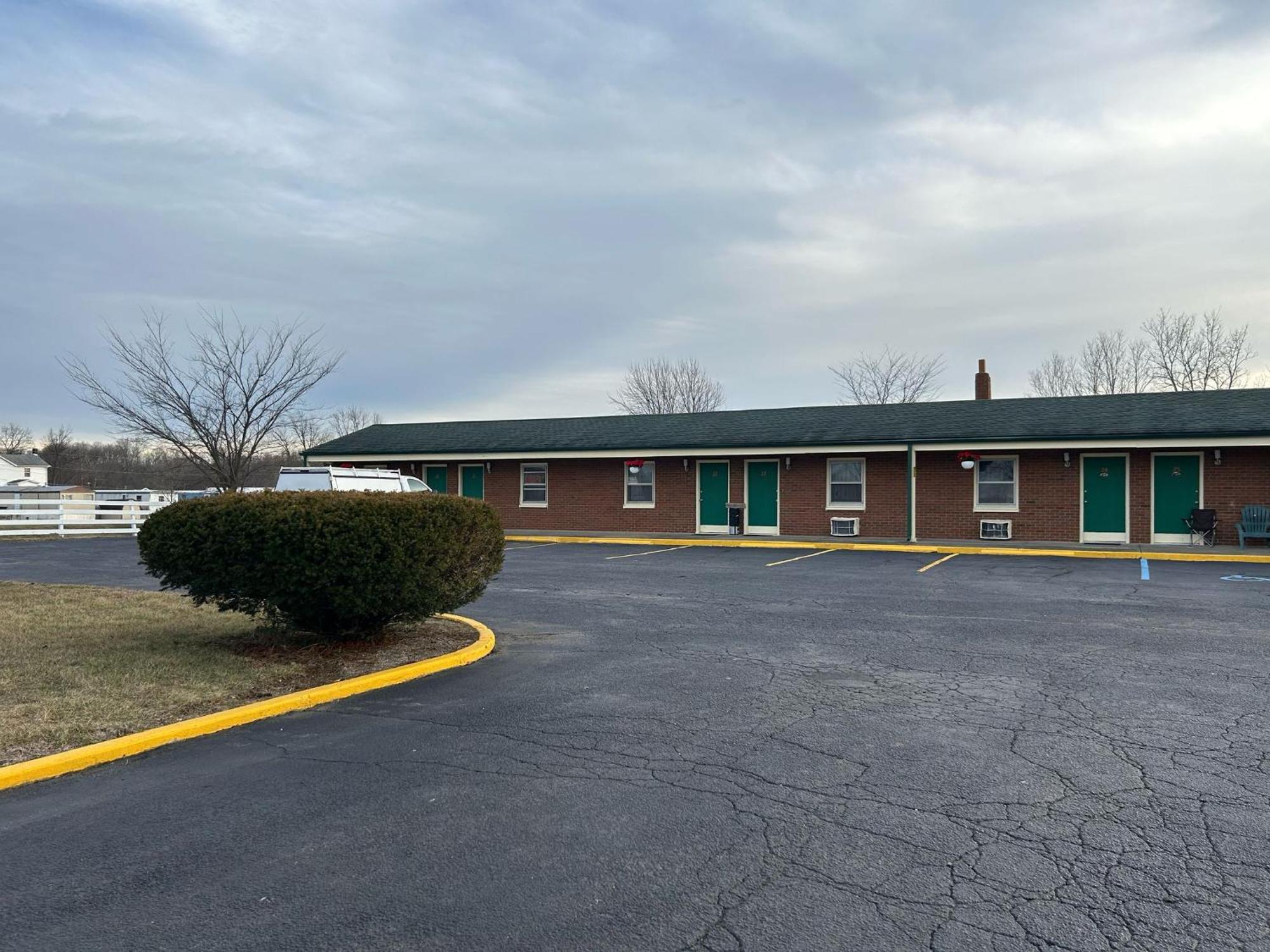 Hillcrest Motel By Oyo Aurora Near Lawrenceburg Екстериор снимка