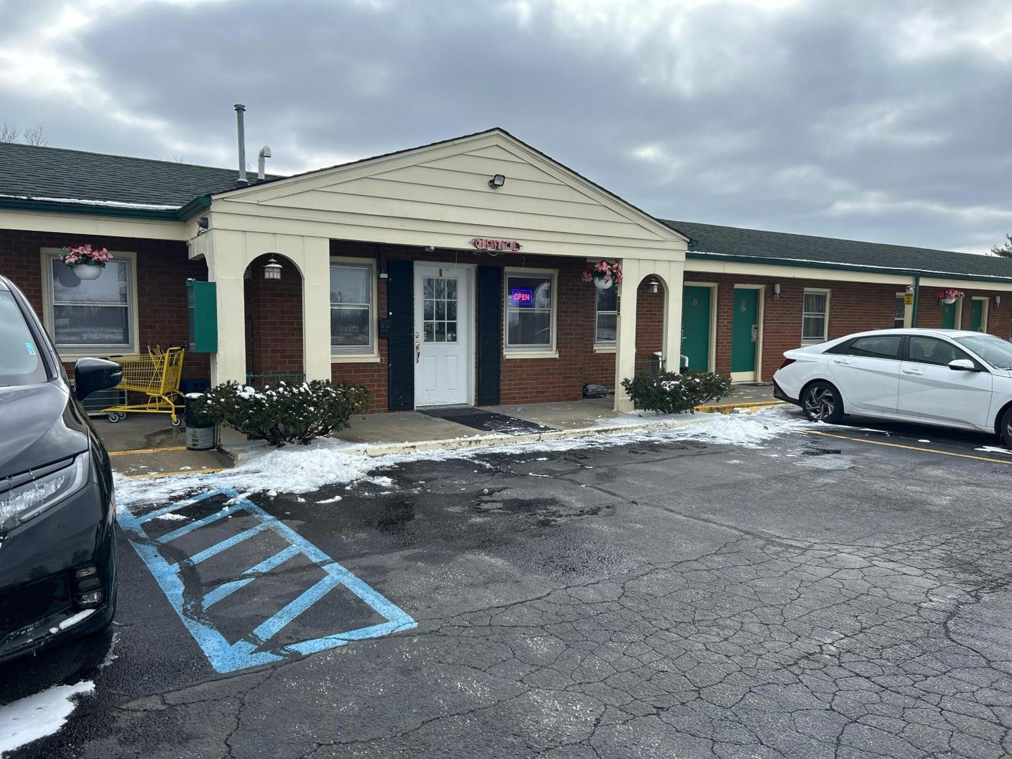 Hillcrest Motel By Oyo Aurora Near Lawrenceburg Екстериор снимка