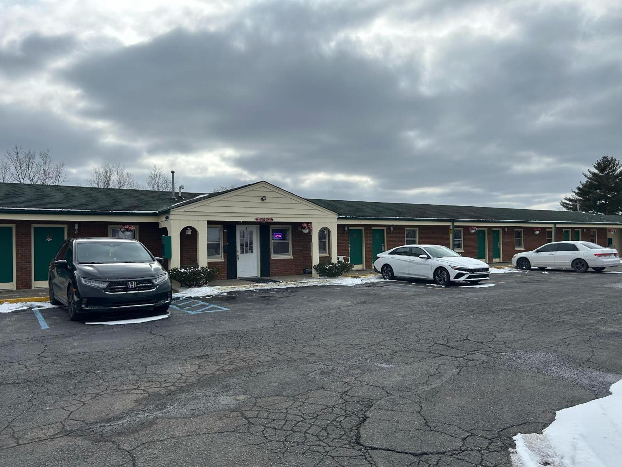 Hillcrest Motel By Oyo Aurora Near Lawrenceburg Екстериор снимка