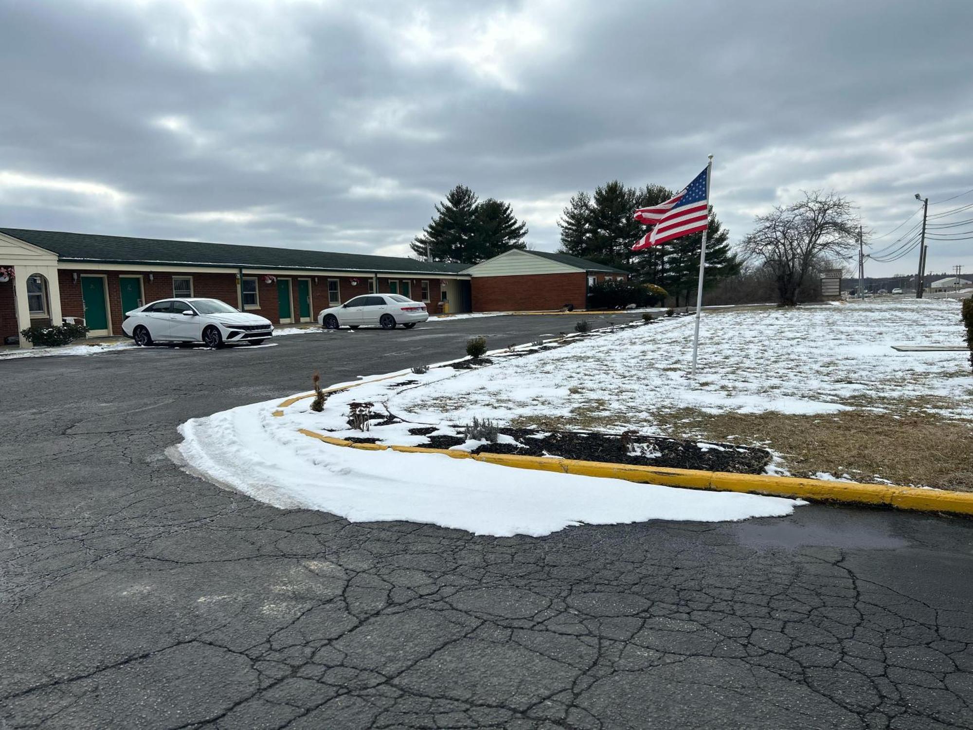 Hillcrest Motel By Oyo Aurora Near Lawrenceburg Екстериор снимка